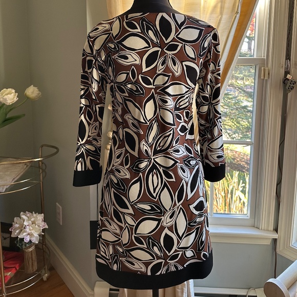 Analili V-neck Abstract Print Jersey Dress - Picture 3 of 6